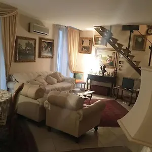  Appartamento The Trip House - Between The Center And The Sea - Free Wifi And Jacuzzi Italia